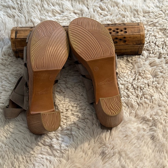 DANSKO Demetra Taupe Peep Tow Sandal Sz 39 - Picture 13 of 15